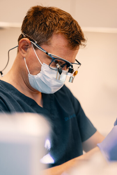 Dr. med. dent. Jan Borm, Zahnarzt, Fachzahnarzt für Oralchirurgie | Zahnmedizin Ennetbürgen