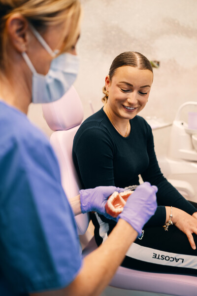 Dr. med. dent. Monique Louwen – Zahnärztin in Ennetbürgen mit Einfühlungsvermögen | Zahnmedizin Ennetbürgen